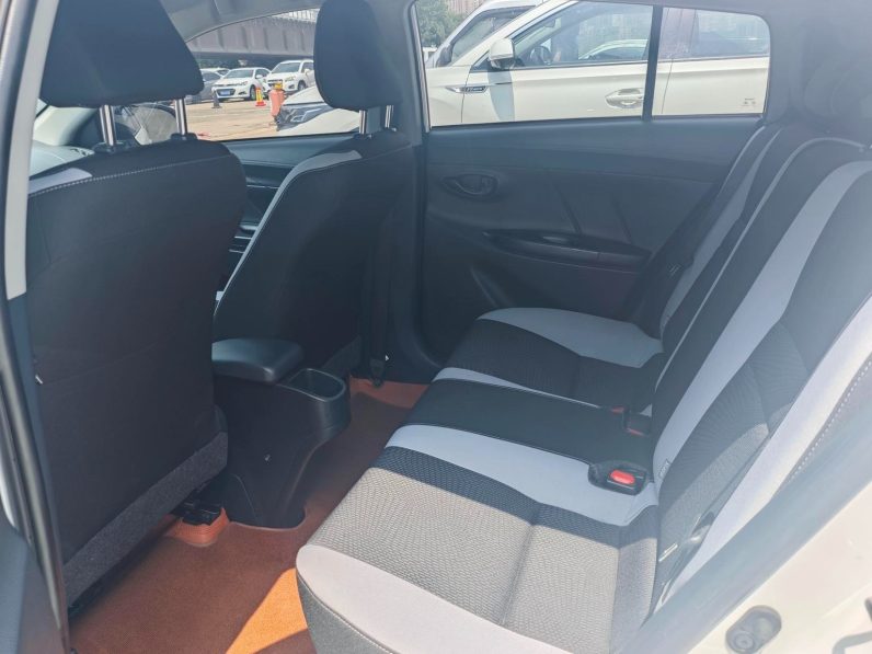 Toyota 2021 YARIS L 1.5L CVT Leading